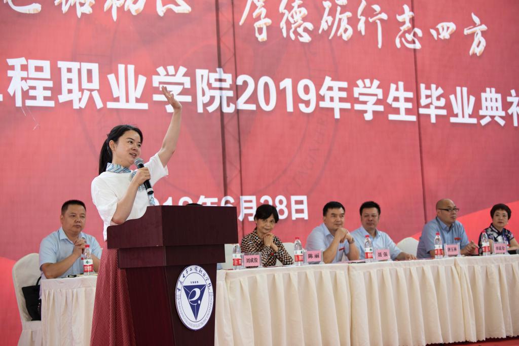 校友代表王丽发言