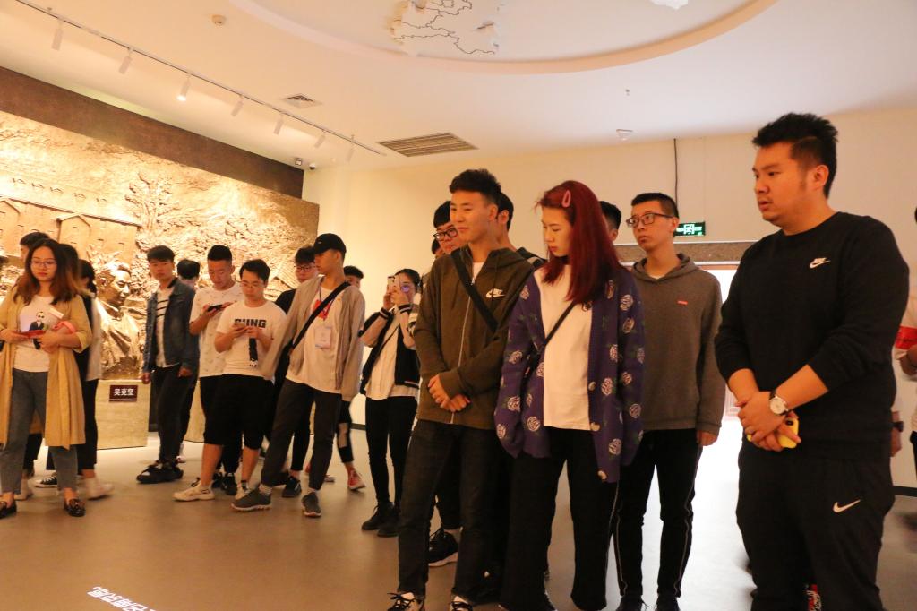 参观《千秋红岩》主题展